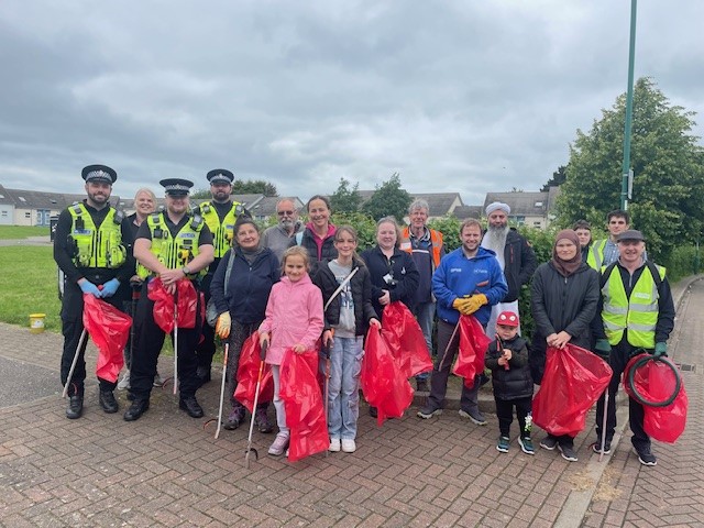 Group photo of community carrying out a litter pick